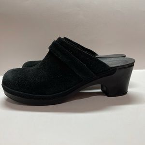 Crocs black suede fleece lined clogs size 9
